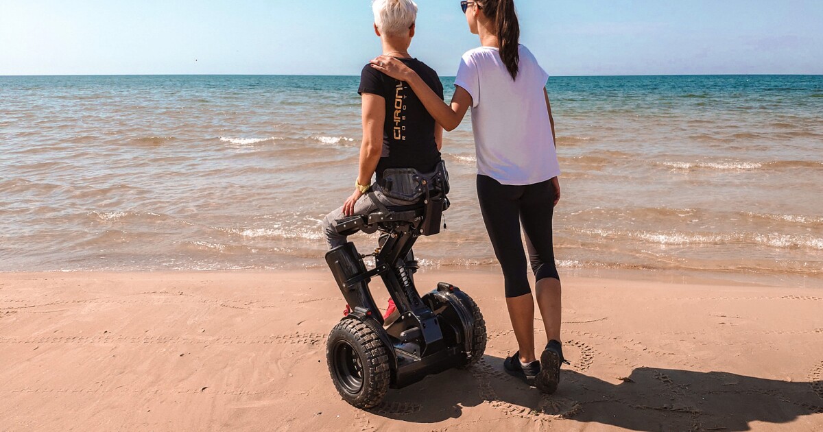 La silla de ruedas eléctrica Kim-e permite a los usuarios ponerse de pie y rodar