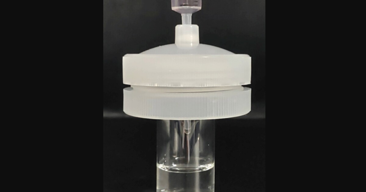 Un filtro de celulosa simple purifica completamente el agua inyectada con jeringa