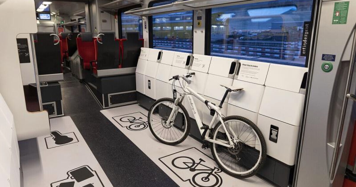 El área de asientos del tren se pliega hacia atrás para acomodar bicicletas según sea necesario.