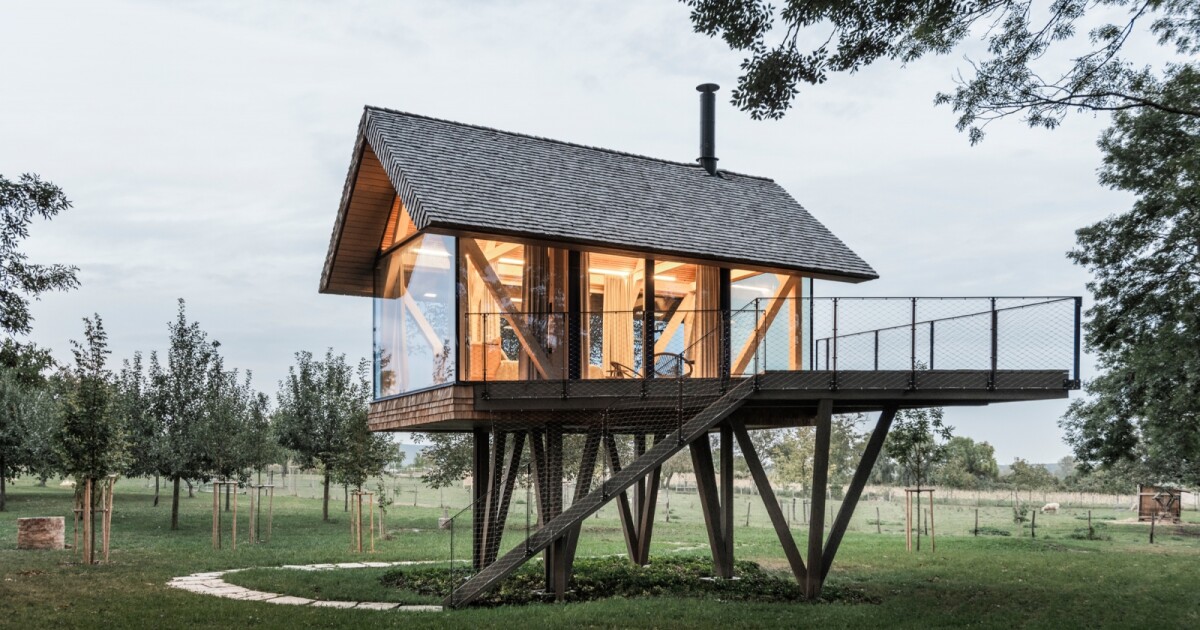 Arquitecto checo crea una pequeña casa sobre pilotes para una vida serena