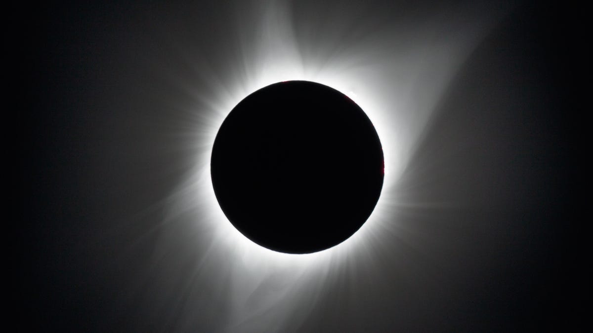 Se acerca el eclipse solar total: aquí es adónde ir y cómo verlo