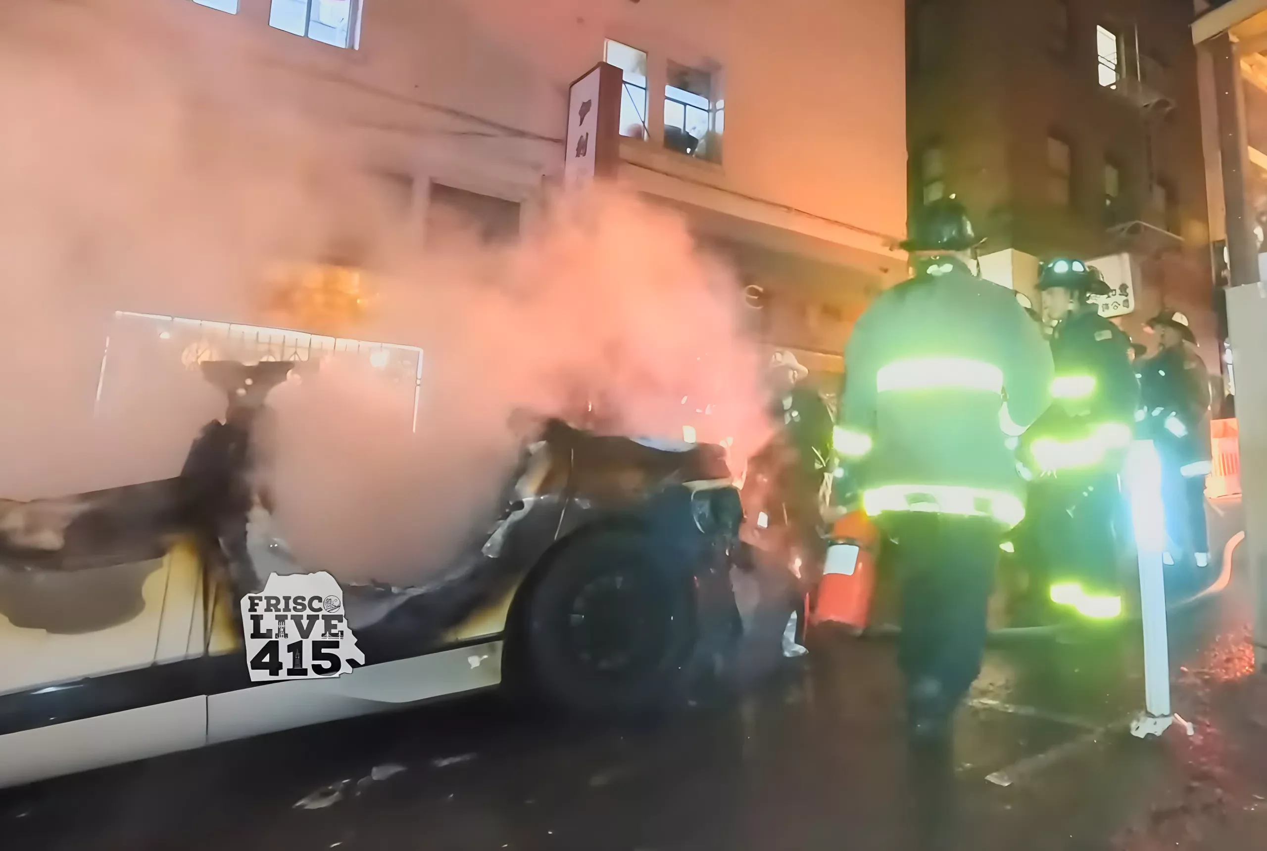 Taxi autónomo Waymo destrozado e incendiado por multitud en San Francisco