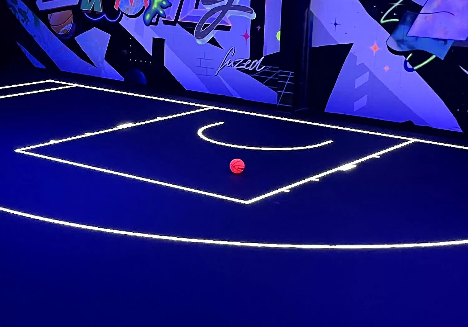 La cancha de baloncesto de cristal LED debutará en la NBA este mes y mostrará estadísticas y repeticiones