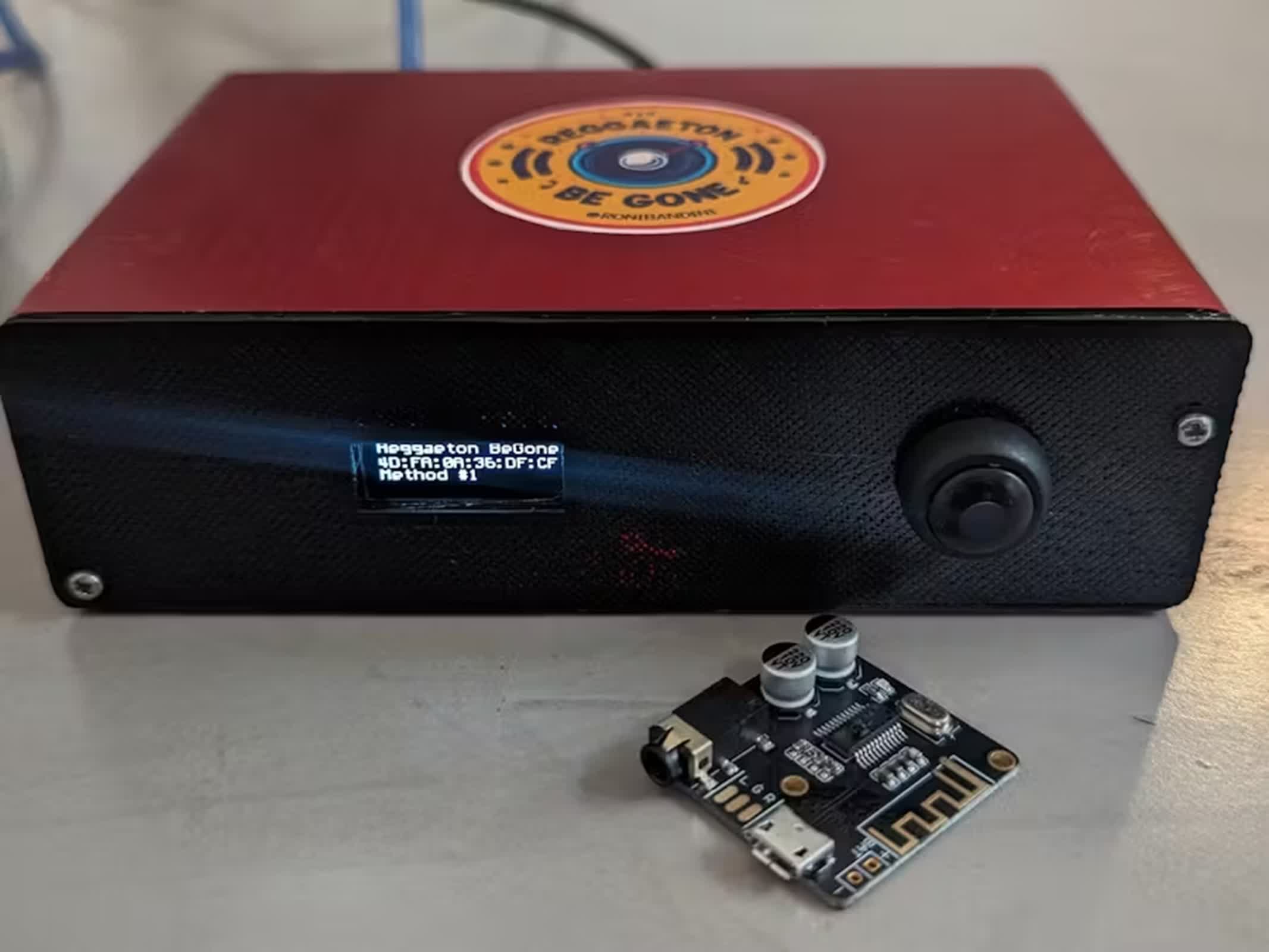 Maker construye un dispositivo para hackear los parlantes Bluetooth de los vecinos que transmitían música molesta