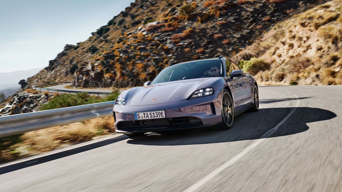 Los nuevos vehículos eléctricos Taycan de Porsche tienen más autonomía, aceleración más rápida y un precio más alto