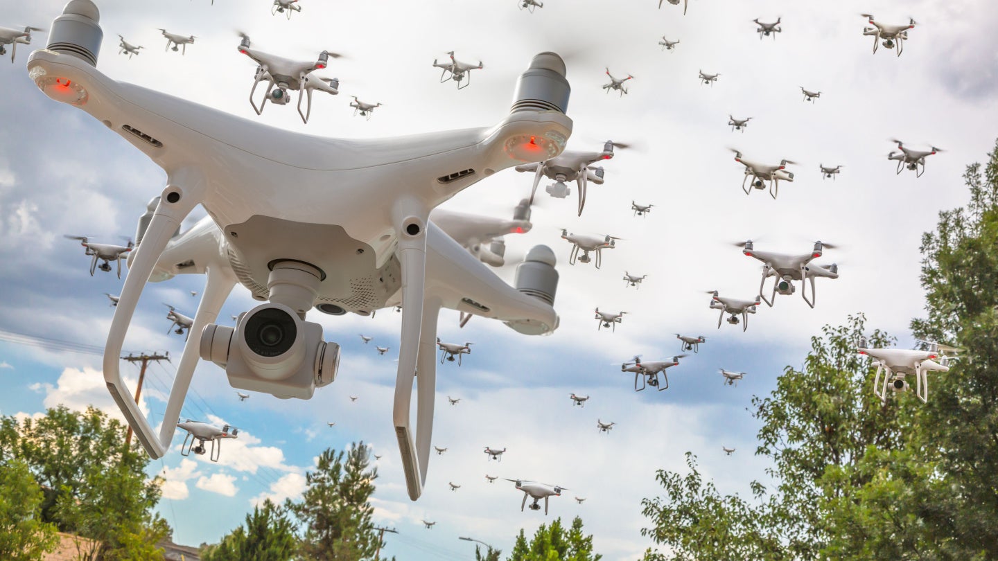 ¿Quiénes son los principales innovadores en el control de enjambres de drones para la industria aeroespacial y de defensa?