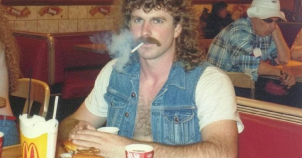 La foto viral del hombre fumando en un McDonald’s…es obvio falsa