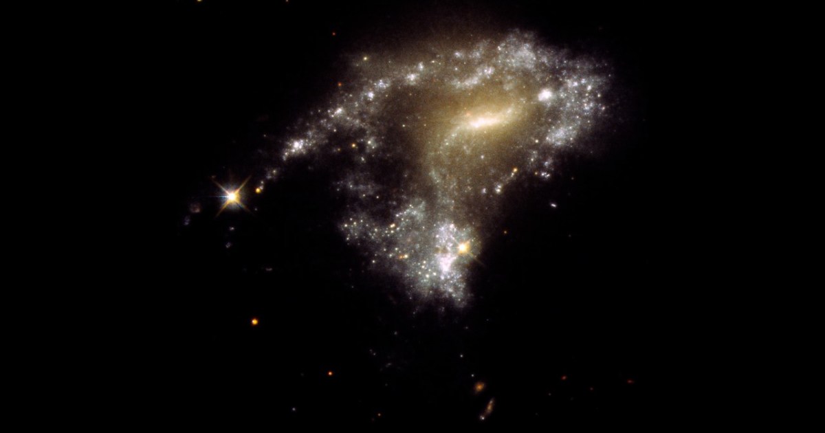 El Hubble capta el nacimiento de estrellas tras una colisión estelar
