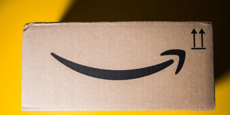 Amazon oculta artículos más baratos con entregas más rápidas, alega demanda