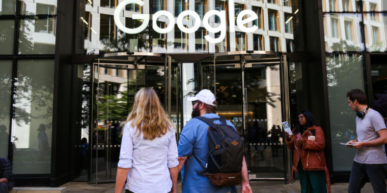 Juez falla contra usuarios que demandan a Google y Apple por resultados de búsqueda “molestos”