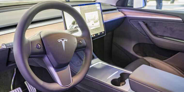 La semana de Tesla empeora: multas, investigación de seguridad y retirada masiva