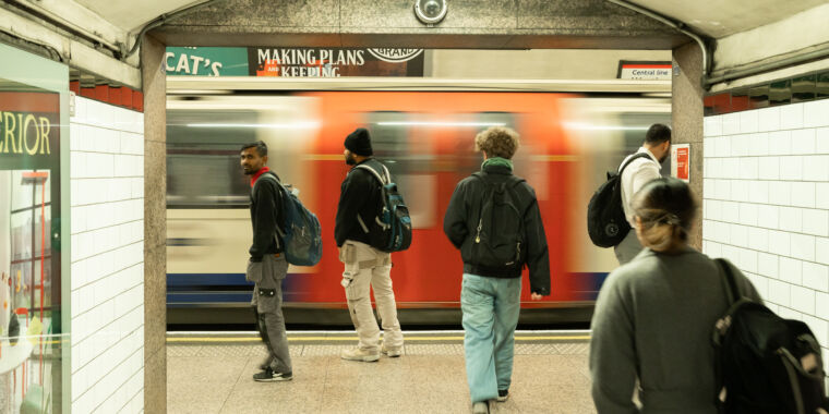 El metro de Londres está probando herramientas de vigilancia con inteligencia artificial en tiempo real para detectar delitos