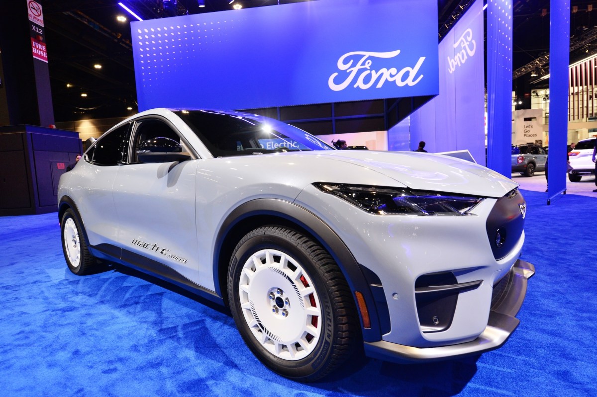 Ford reduce los precios del Mustang eléctrico a medida que disminuye la demanda de vehículos eléctricos premium