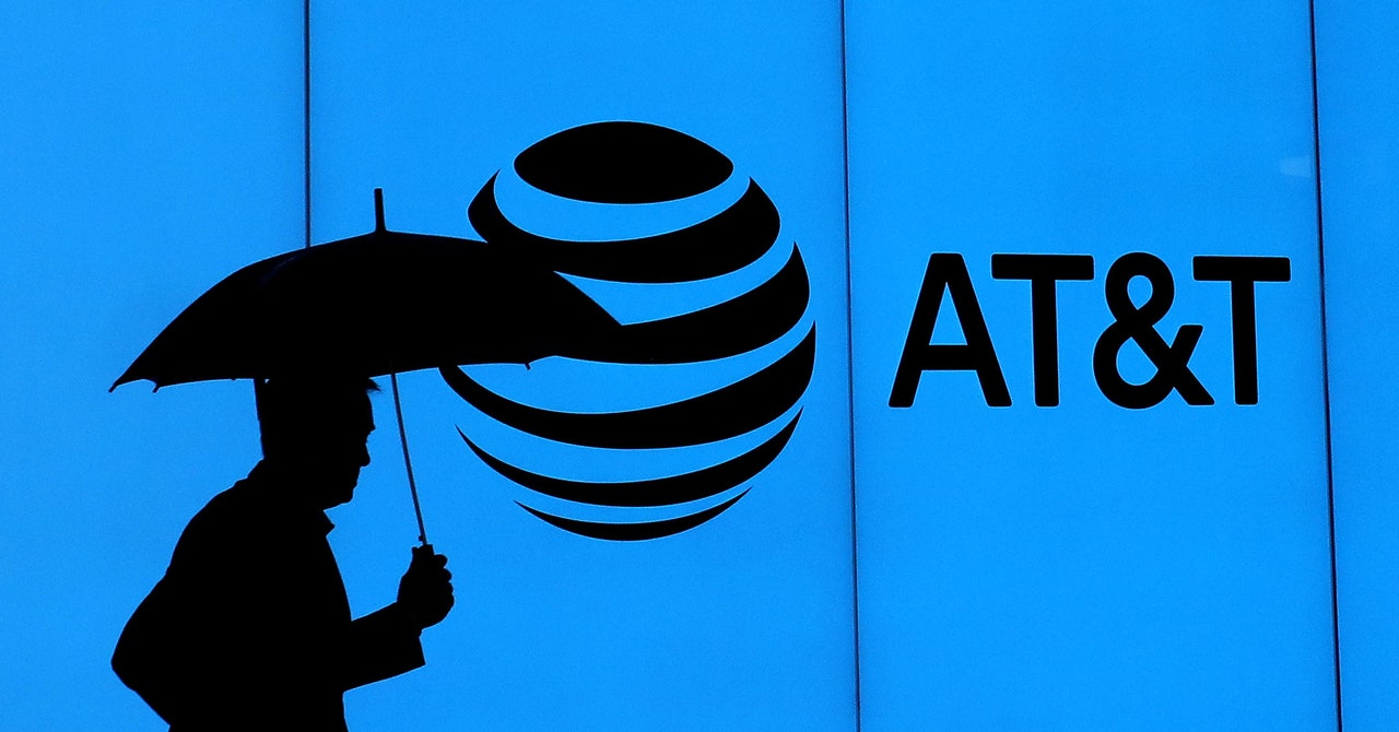 Los propietarios de teléfonos fijos protestan contra los planes de AT&T de abandonar el servicio