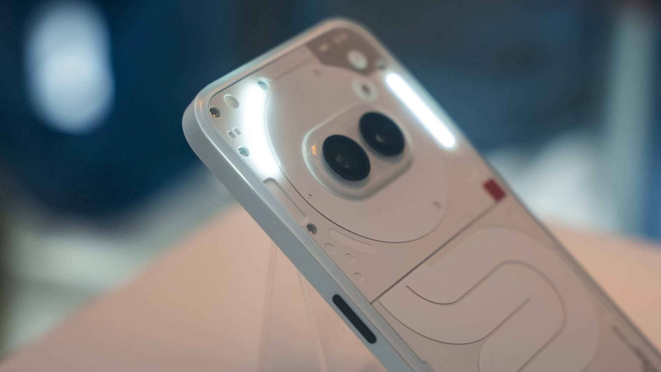Primer vistazo a Nothing Phone 2: los glifos están iluminados