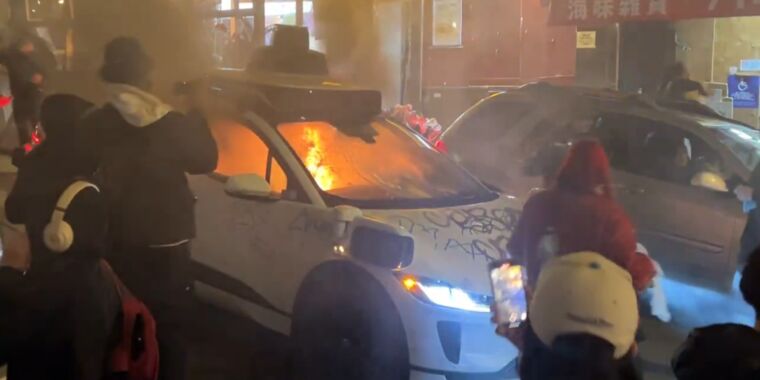 Una mafia prende fuego a un coche de Waymo en San Francisco