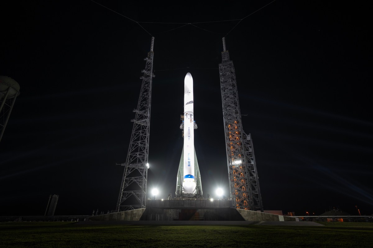 Antes de las pruebas, Blue Origin eleva a New Glenn a la plataforma de lanzamiento por primera vez