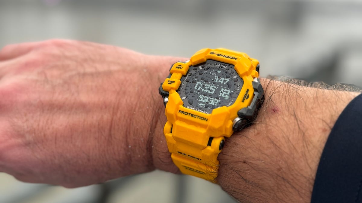 Casio hizo un reloj deportivo con GPS color mostaza resistente al barro que yo usaría