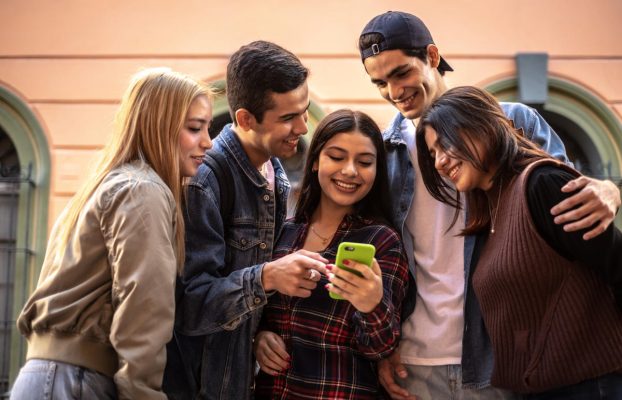 El estudio del Reino Unido dice que las prohibiciones de los teléfonos escolares no afectan el tiempo de pantalla total de los estudiantes