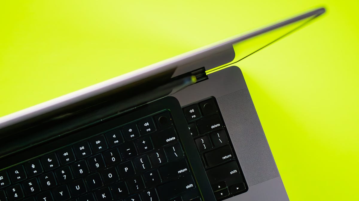 La MacBook Air de 15 pulgadas del año pasado alcanzó su precio más bajo y la recomiendo ampliamente