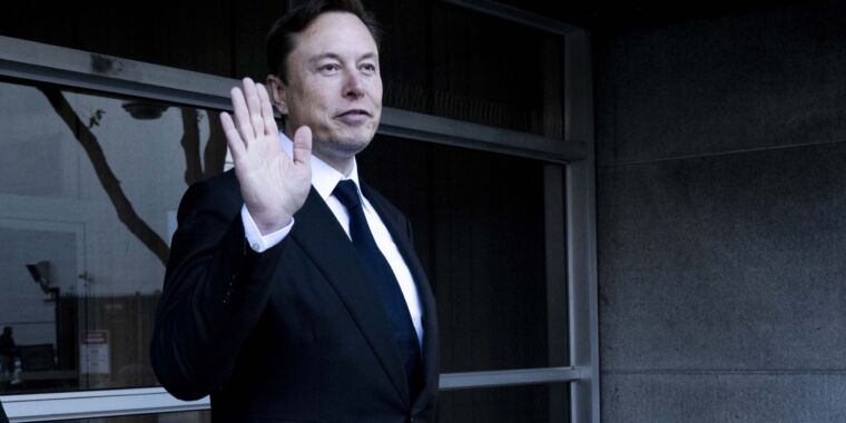 El tribunal ordena a Elon Musk testificar ante la SEC y rechaza su denuncia de “acoso”