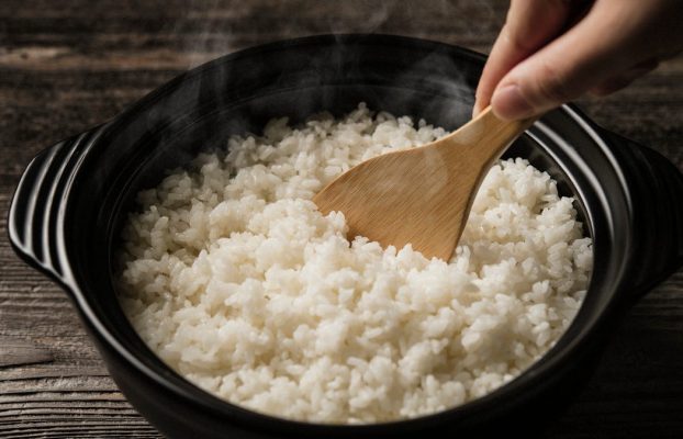 ¿No te sientes bien después de comer el arroz sobrante?  Este es el por qué