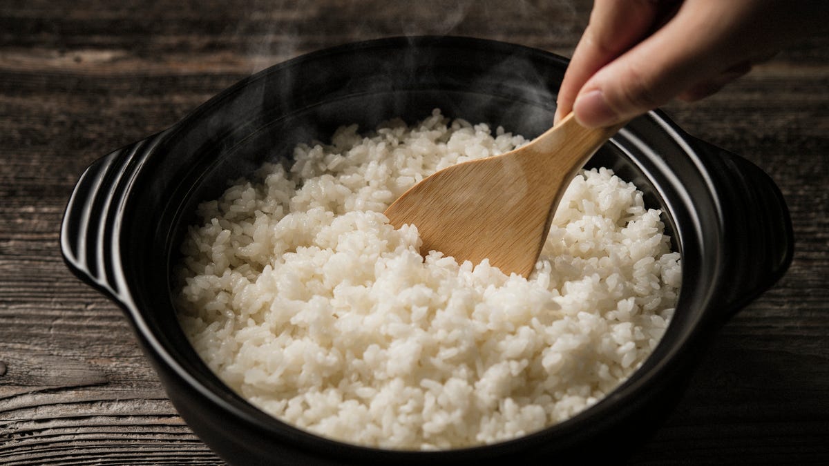 ¿No te sientes bien después de comer el arroz sobrante?  Este es el por qué