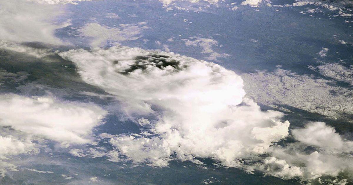 Así de brutal y hermosa se ve una tormenta eléctrica desde el espacio