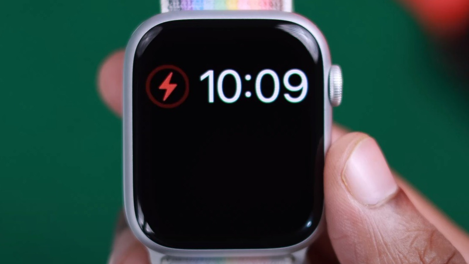 ¿Qué significa el rayo rojo en el Apple Watch?