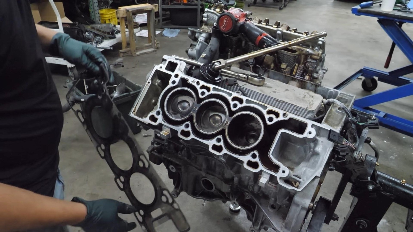Este extraño motor V6 de Jaguar utiliza un bloque V8, así es como se hace