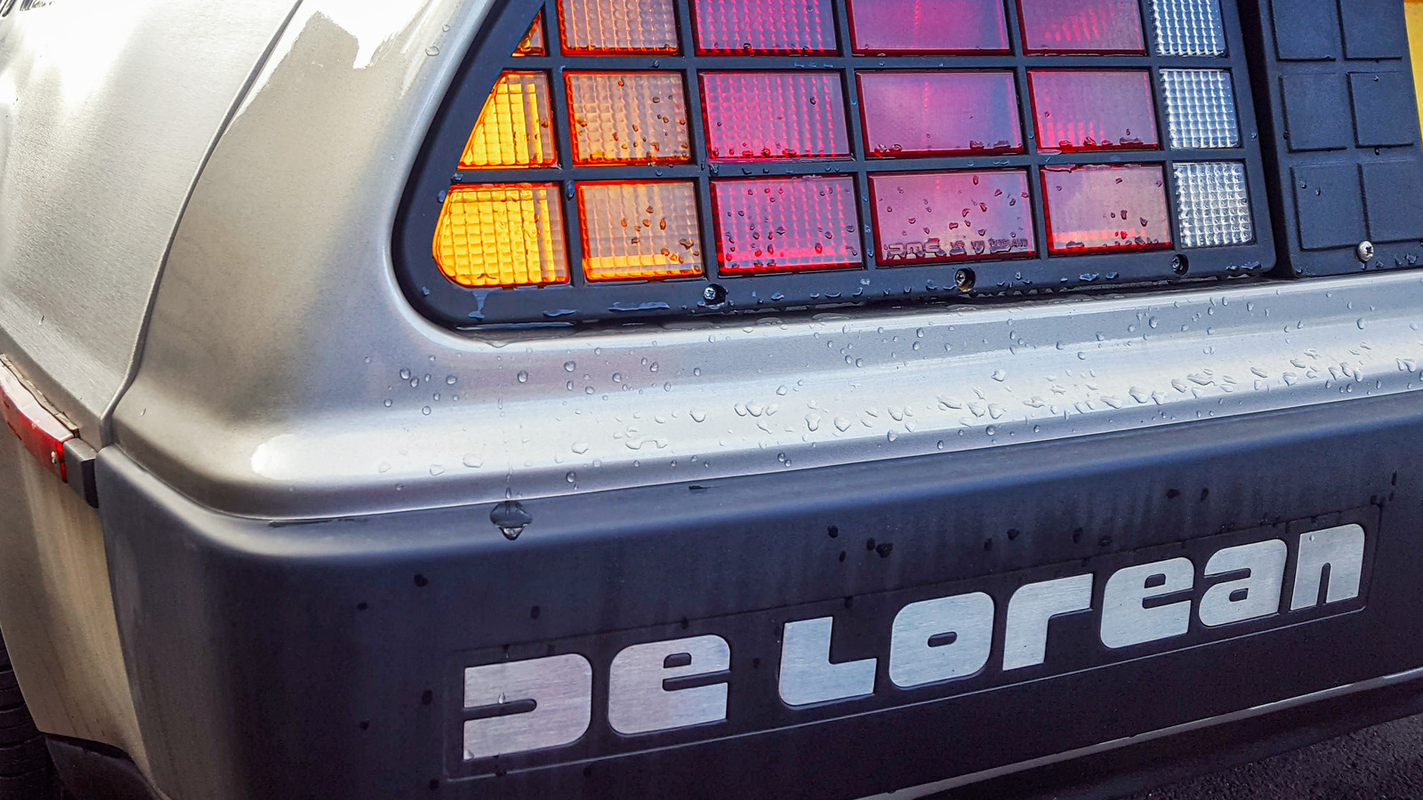 La limusina DeLorean de 6 puertas que quizás te hayas perdido en el comercial del Super Bowl 2024 de Bud Light