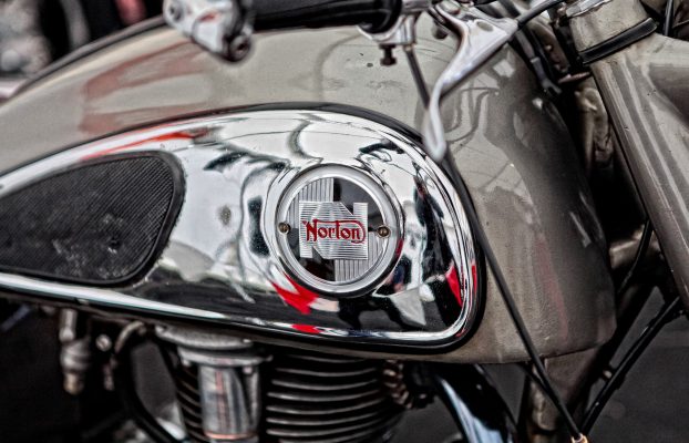 ¿Dónde se fabrican las motocicletas Norton y quién es el propietario de la empresa ahora?