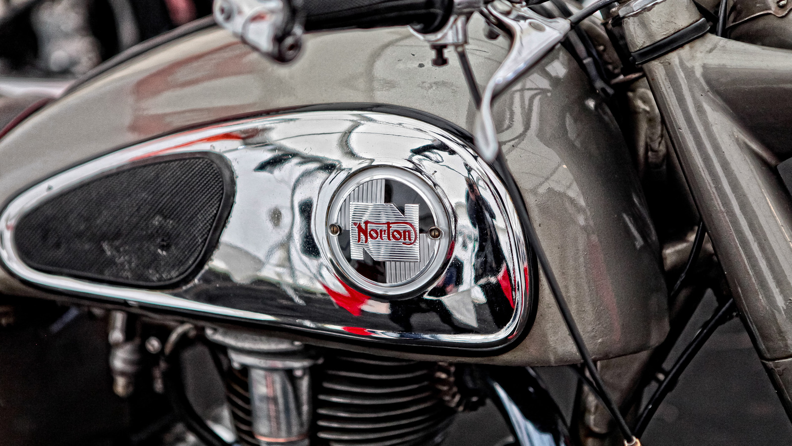 ¿Dónde se fabrican las motocicletas Norton y quién es el propietario de la empresa ahora?