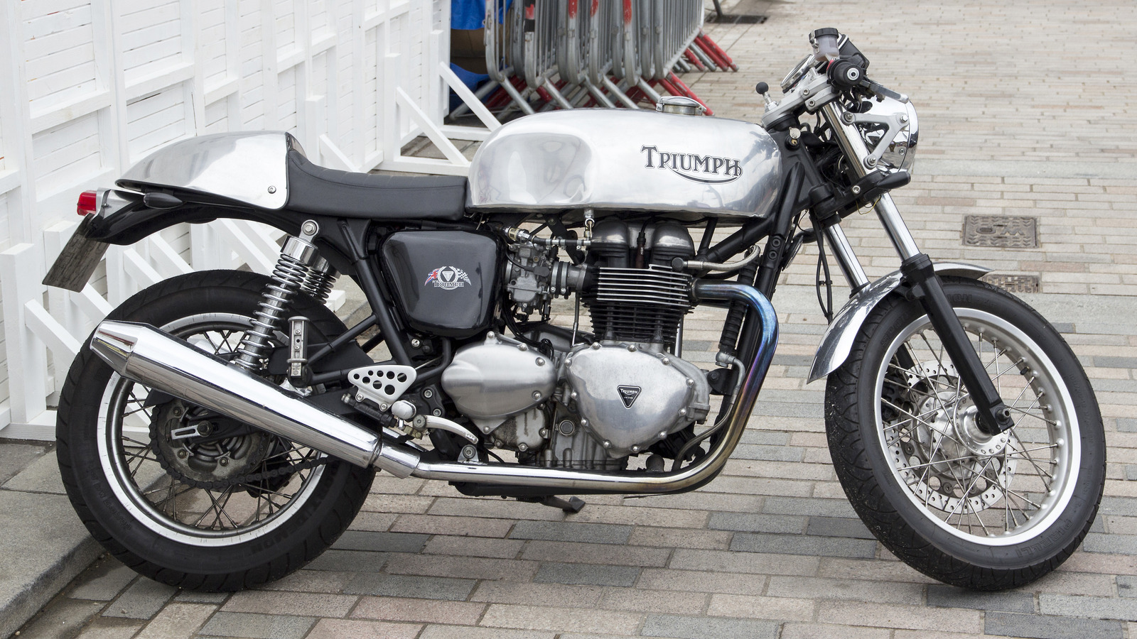 ¿Dónde se fabrican las motocicletas Triumph y quién es el propietario de la empresa ahora?