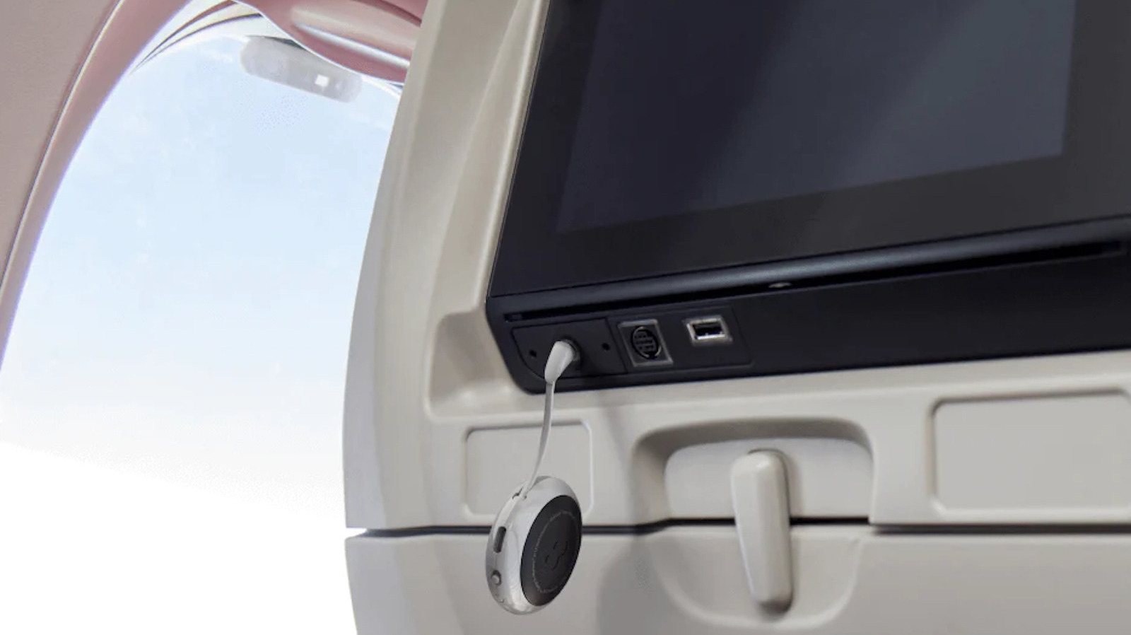 Este dongle asequible hace que las pantallas de vuelo y las máquinas de gimnasio funcionen con tus AirPods