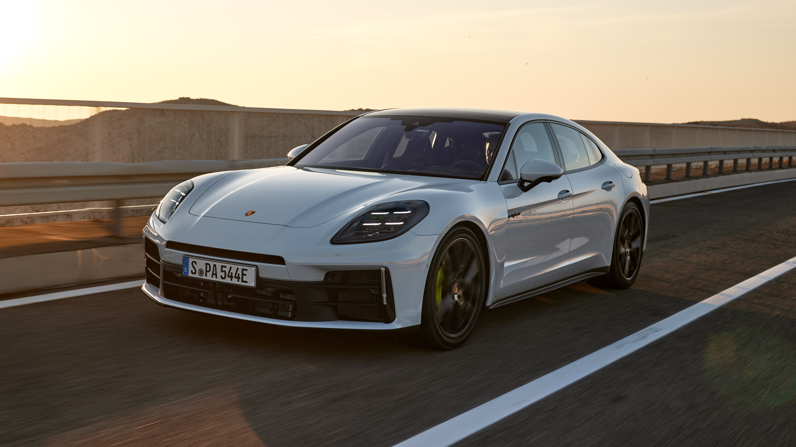 El Porsche Panamera E-Hybrid 2025 es más rápido en la carretera y en el cargador