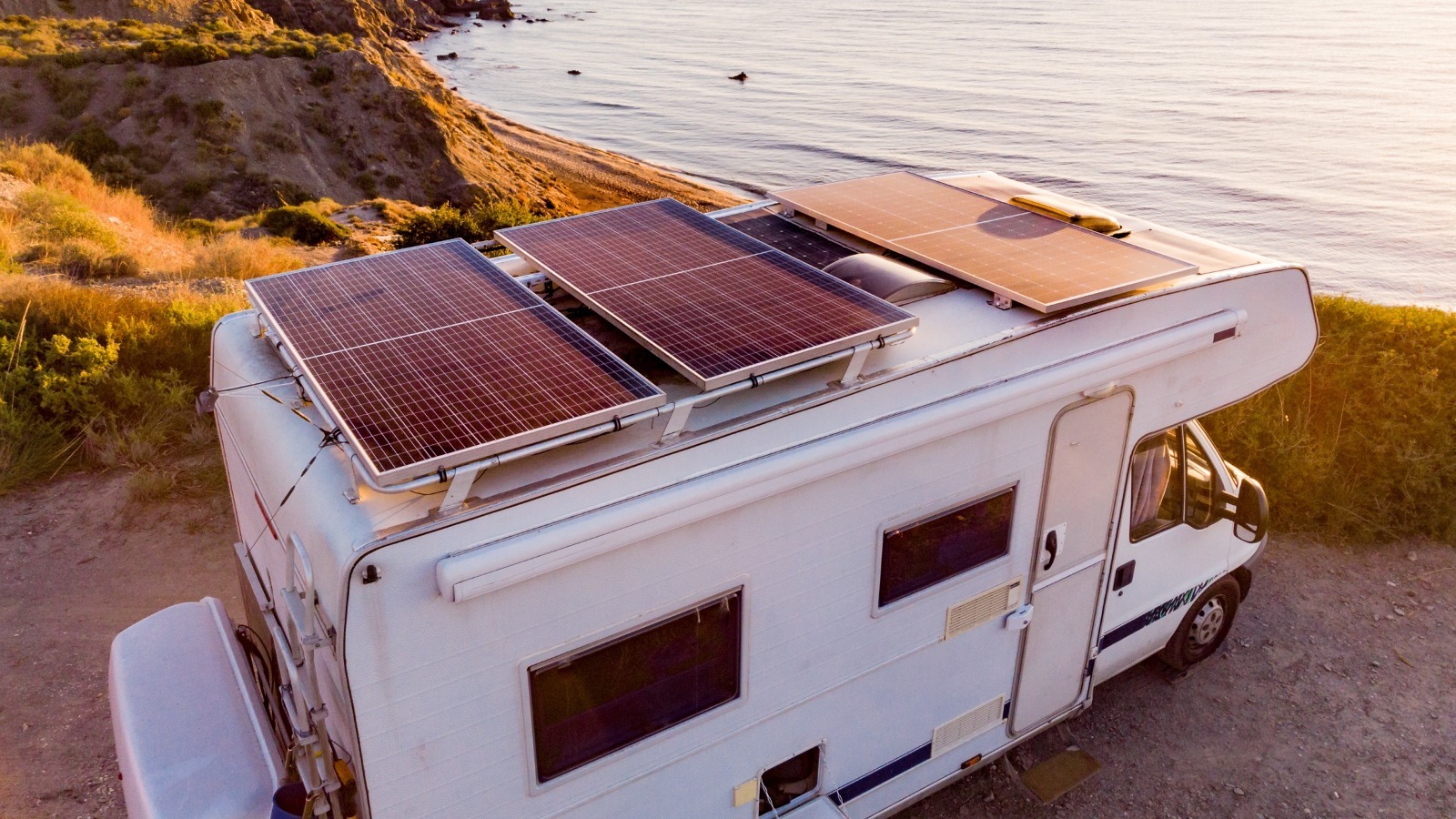 Los 5 paneles solares mejor valorados para vehículos recreativos y remolques de camping