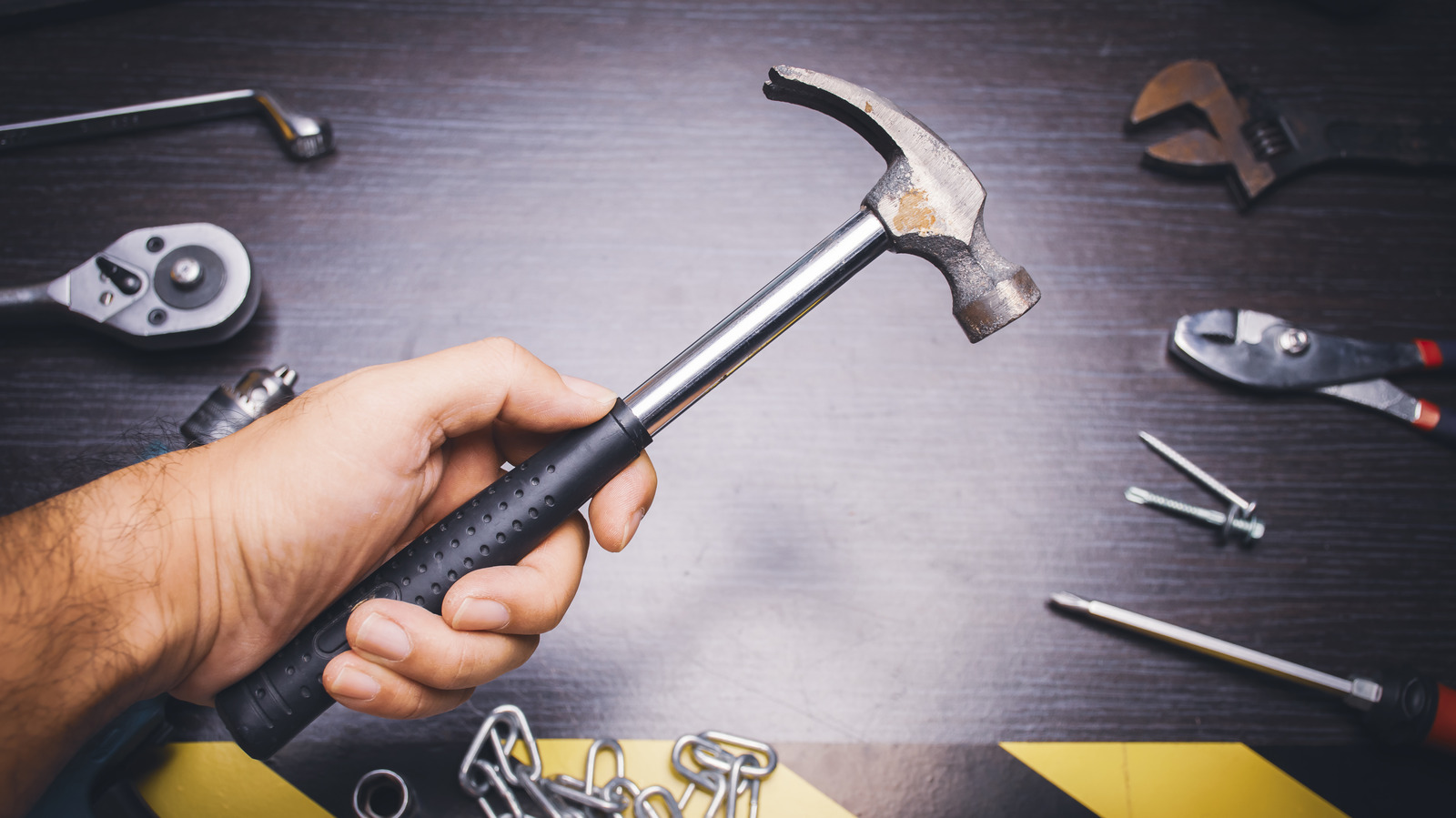 3 formas de bricolaje para agregar empuñaduras a sus herramientas