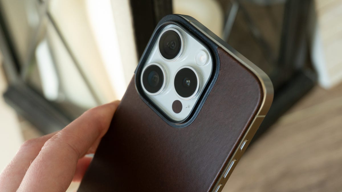 El accesorio para iPhone más nuevo de Nomad hará que quieras deshacerte de tu funda