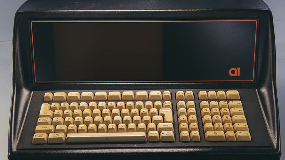 Tenemos fotos exclusivas de las primeras PC de escritorio del mundo: salvadas del contenedor de basura, la PC Q1 de 52 años presenta la primera CPU de 8 bits de Intel y un diseño retropunk.