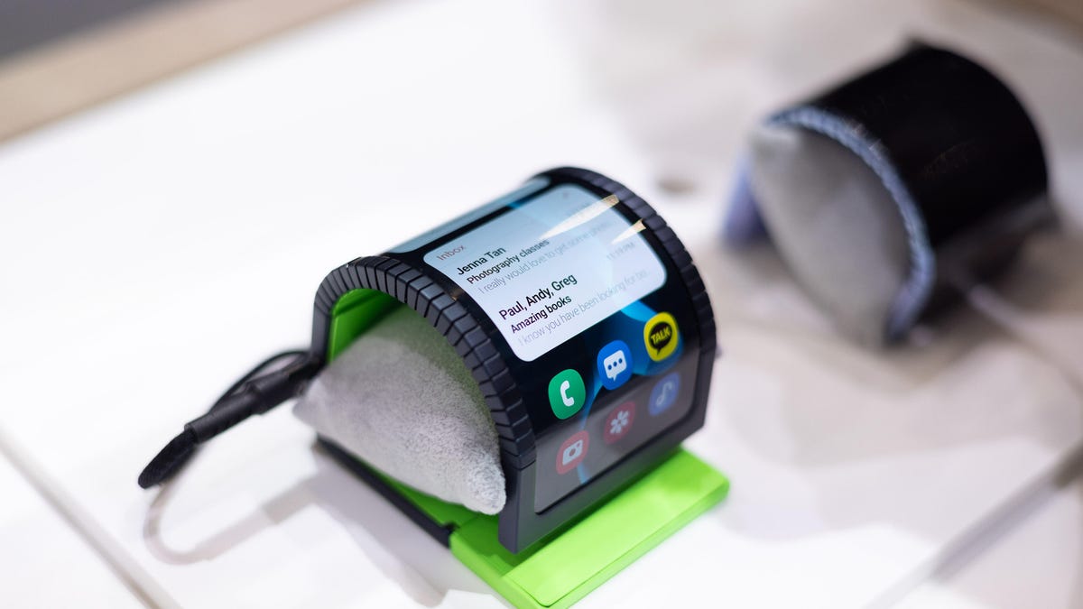 Samsung muestra un teléfono de pulsera entre conceptos de pantalla extraños y maravillosos