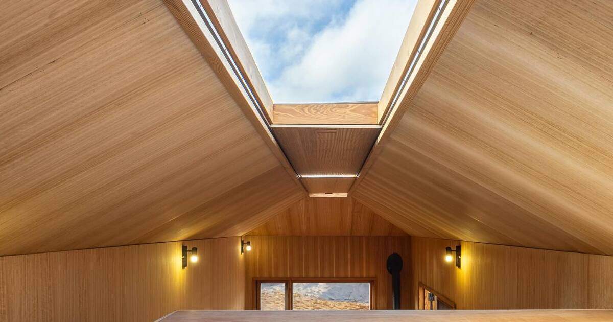 Pequeña casa de madera abre su interior al exterior