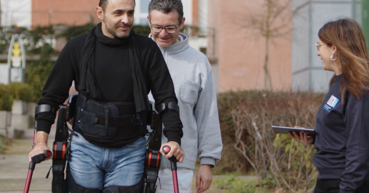 Un exoesqueleto italiano permite a los usuarios discapacitados caminar y ponerse de pie