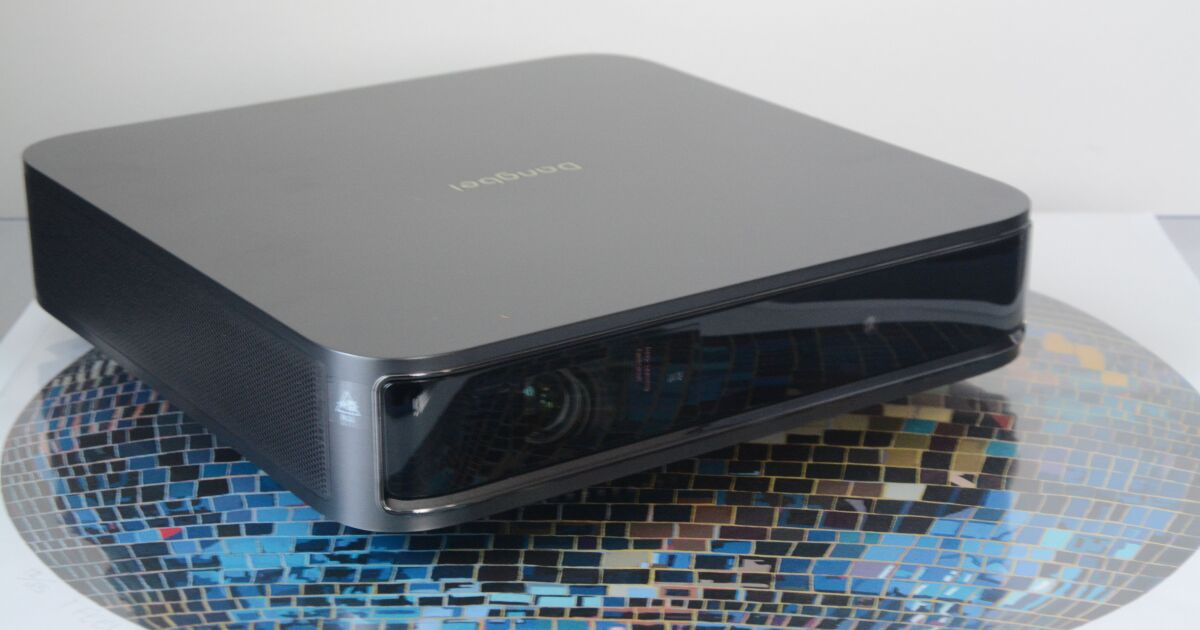 El proyector láser compacto Atom enfoca Google TV con nitidez