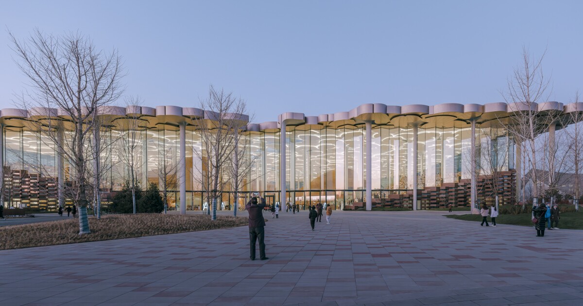 Biblioteca de 800,000 pies cuadrados inspirada en la naturaleza con asientos para lectores bajo un dosel de ginkgo