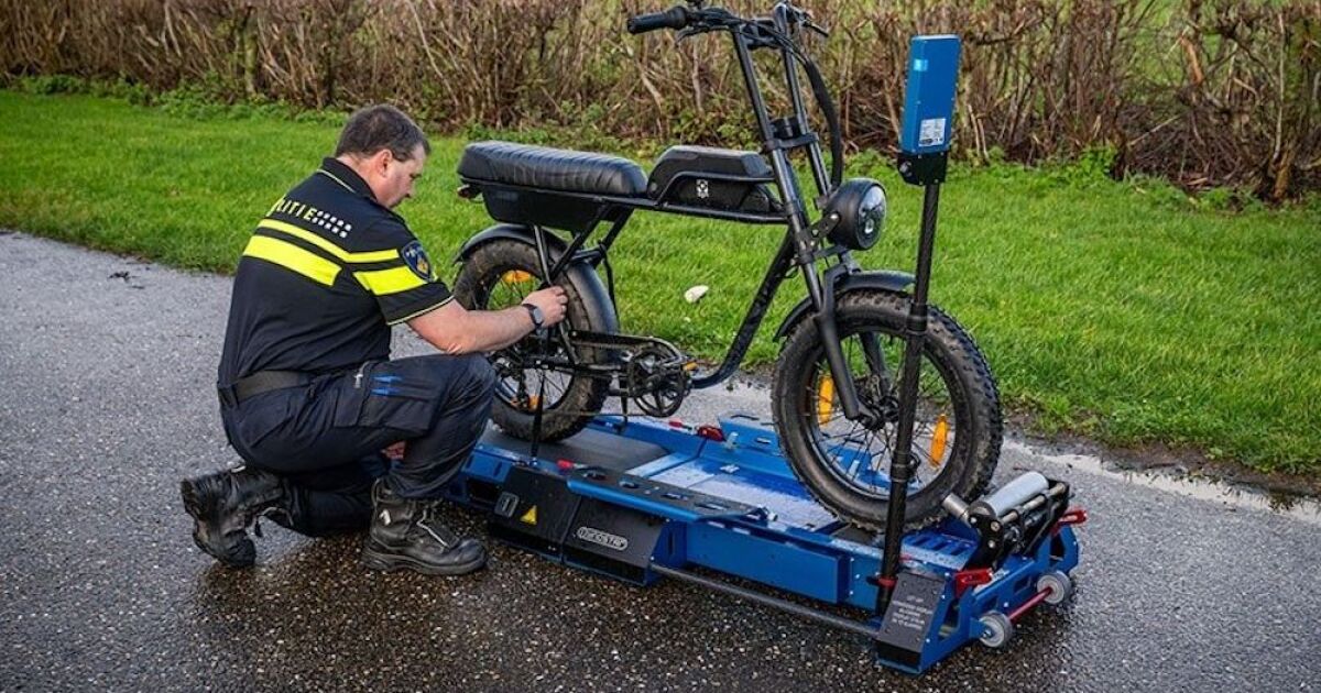 La policía holandesa inicia pruebas en carretera para frenar las bicicletas eléctricas ilegales