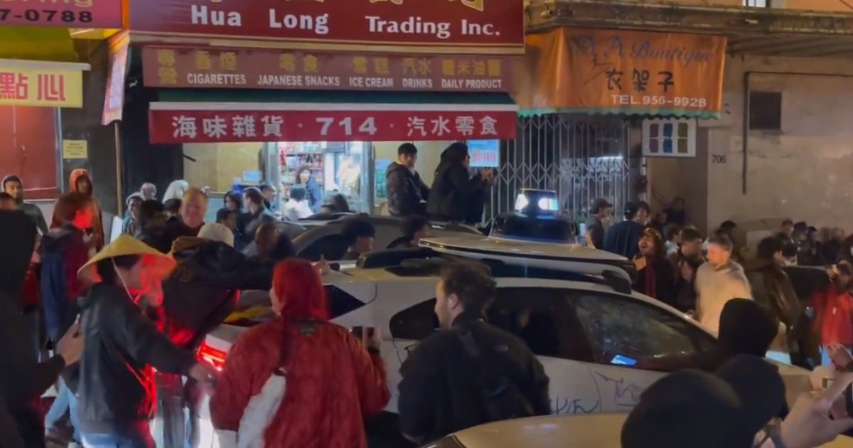 Vandalizan e incendian un taxi autónomo de Waymo en San Francisco