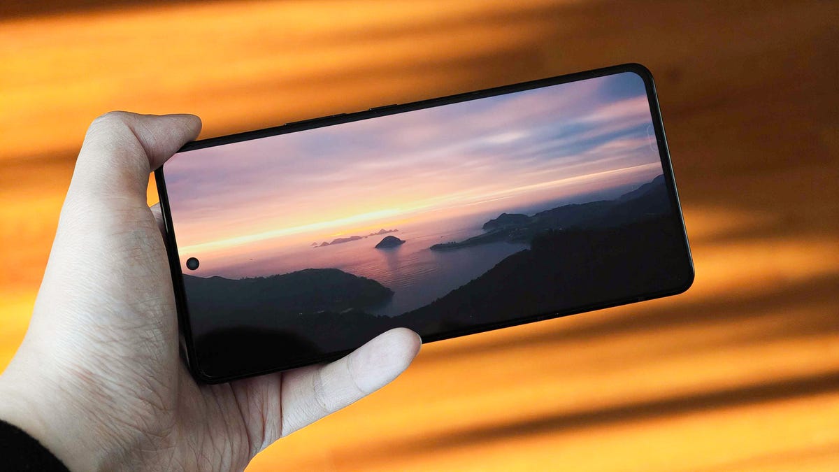 Este nuevo teléfono Android ‘Ultra’ tiene una gran pantalla y batería, y no es Samsung