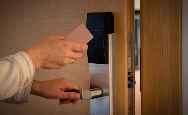 Las cerraduras Dormakaba utilizadas en millones de habitaciones de hotel podrían romperse en segundos