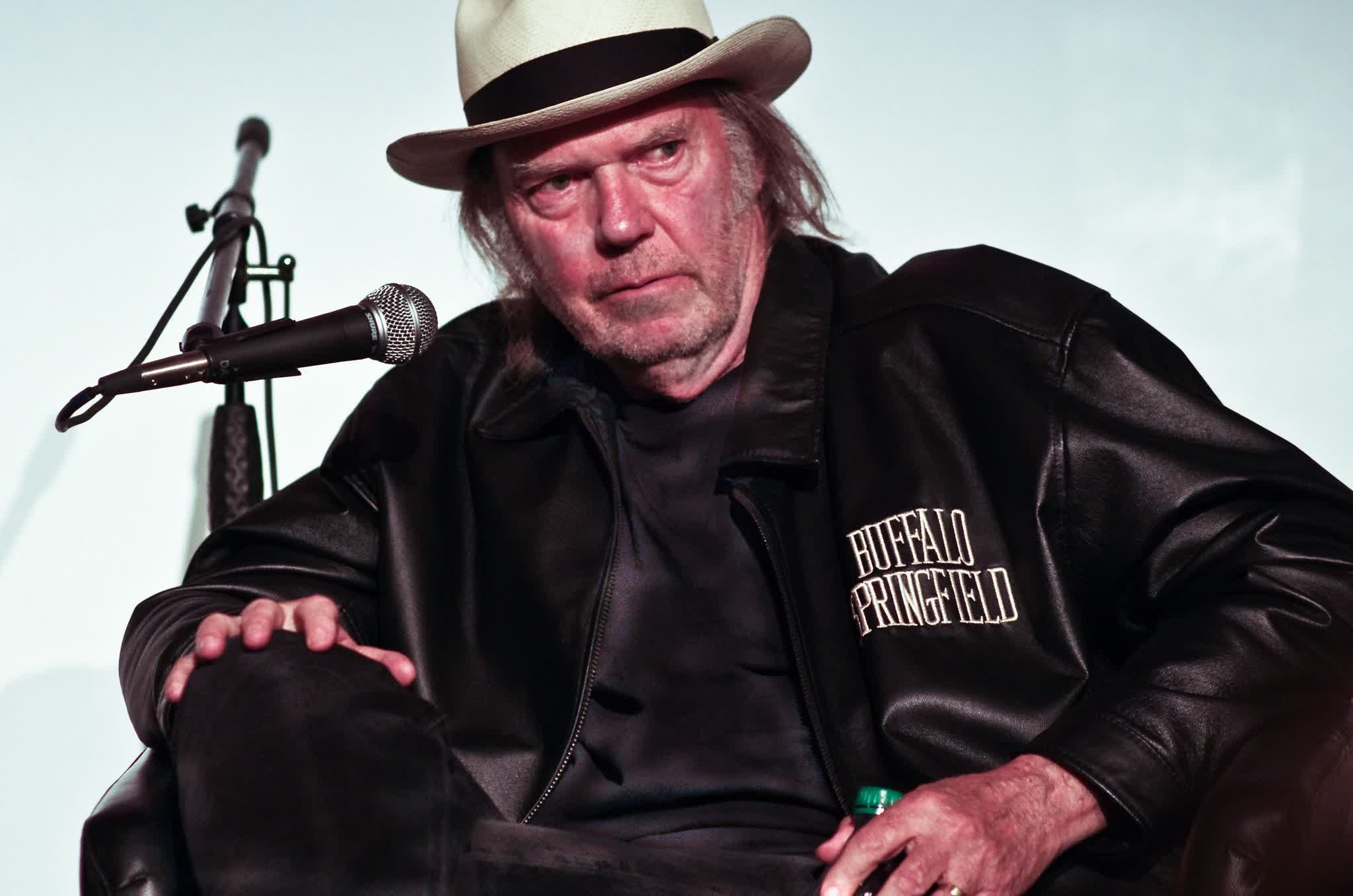 Neil Young regresa a Spotify, dos años después de la disputa por la «desinformación sobre vacunas» de Joe Rogan